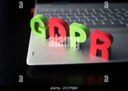 Datenschutz-Grundverordnung - DSGVO Holzbuchstaben auf der Unterseite des Laptops auf schwarzem Hintergrund gesetzt. Datenschutzkonzept. Privatsphäre im Internet Stockfoto