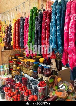 Frische Beeren und Fruchtbonbons auf dem Markt Stockfoto