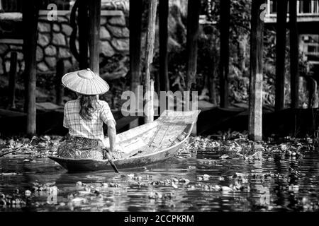 Bilder aus Myanmar, dem Inle-See, seinem berühmten Beinrudern der Intha, der Farbe der Seenspiegelungen und dem asiatischen Lebensstil auf dem Inle-See Stockfoto