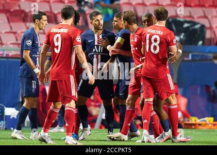 Lissabon, Lissabon, Portugal, 23. August 2020. Presnel KIMEMBE, PSG 3 Leandro PAREDES, PSG 8 aggressiv gegen Serge GNABRY, FCB 22 Robert LEWANDOWSKI, FCB 9 Leon GORETZKA, FCB 18 Juan BERNAT, PSG 14 , Thiago SILVA, PSG 2 Angel DI MARIA, PSG 11 im Endspiel UEFA Champions League, Finalturnier FC BAYERN MÜNCHEN - PARIS ST. GERMAIN (PSG) 1-0 in Season 2019/2020, FCB, © Peter Schatz / Alamy Live News / Pool - die UEFA-VORSCHRIFTEN VERBIETEN DIE VERWENDUNG VON FOTOS als BILDSEQUENZEN und/oder QUASI-VIDEO - Nationale und internationale Nachrichtenagenturen REDAKTIONELLE Verwendung NUR für die redaktionelle Verwendung Stockfoto