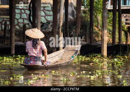 Bilder aus Myanmar, dem Inle-See, seinem berühmten Beinrudern der Intha, der Farbe der Seenspiegelungen und dem asiatischen Lebensstil auf dem Inle-See Stockfoto