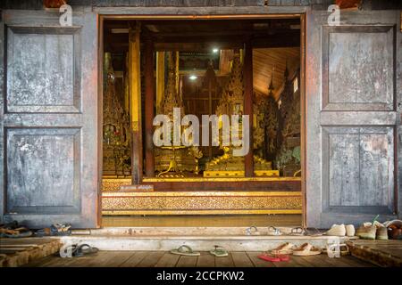 Bilder aus Myanmar, dem Inle-See, seinem berühmten Beinrudern der Intha, der Farbe der Seenspiegelungen und dem asiatischen Lebensstil auf dem Inle-See Stockfoto