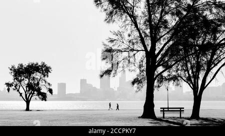 Stadtbild von Perth von Southforeshore mit Blick auf den Swan River Und Skyline der Stadt Stockfoto