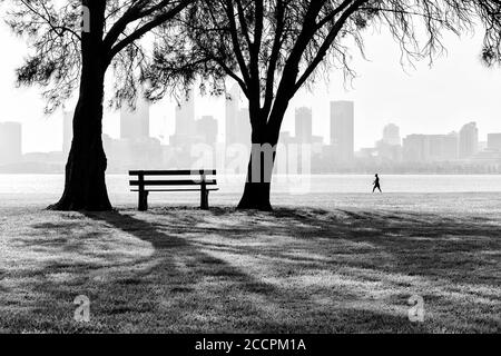 Stadtbild von Perth von Southforeshore mit Blick auf den Swan River Und Skyline der Stadt Stockfoto