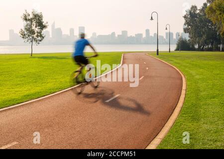 Stadtbild von Perth von Southforeshore mit Blick auf den Swan River Und Skyline der Stadt Stockfoto