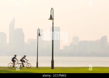 Stadtbild von Perth von Southforeshore mit Blick auf den Swan River Und Skyline der Stadt Stockfoto