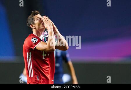 Lissabon, Lissabon, Portugal, 23. August 2020. Robert LEWANDOWSKI, FCB 9 Beten Sie mit Ball im Finale UEFA Champions League, Finalturnier FC BAYERN MÜNCHEN - PARIS ST. GERMAIN (PSG) 1-0 in Season 2019/2020, FCB, © Peter Schatz / Alamy Live News / Pool - die UEFA-VORSCHRIFTEN VERBIETEN DIE VERWENDUNG VON FOTOS als BILDSEQUENZEN und/oder QUASI-VIDEO - Nationale und internationale Nachrichtenagenturen REDAKTIONELLE Verwendung NUR für die redaktionelle Verwendung Stockfoto