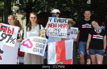 ***DATEI FOTO*** am 27. Juni 2020 nahmen rund 200 Menschen an einer Demonstration im Prager Zentrum Teil, um die Solidarität mit dem belarussischen Volk zu bekunden Stockfoto