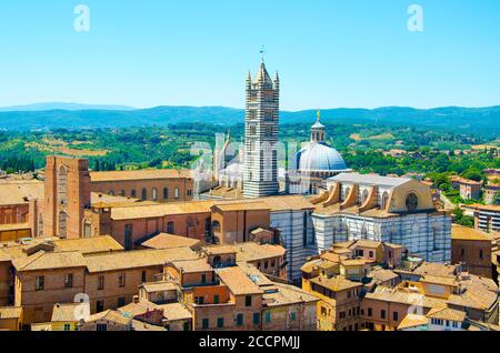 Metropolitan Kathedrale Santa Maria Himmelfahrt in Siena, auch bekannt als Duomo di Siena, Toskana, Italien, Europa. Luftaufnahme von Torre del Mangia. Stockfoto