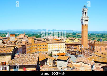 Der Torre del Mangia, Turm befindet sich im alten mittelalterlichen historischen Stadtzentrum an der Piazza del Campoin in Siena, Toskana Region, Italien Stockfoto