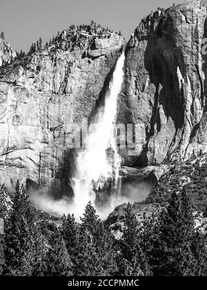 Upper Yosemite Fall, der höchste Wasserfall im Yosemite National Park, Kalifornien, USA. Schwarzweiß-Bild. Stockfoto