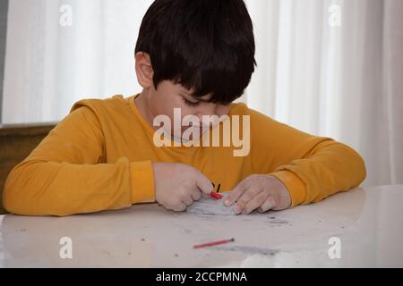 Bild eines Lernspiels, um Fossilien für einen kleinen Archäologen zu finden, mit Kindern Hände graben Stockfoto