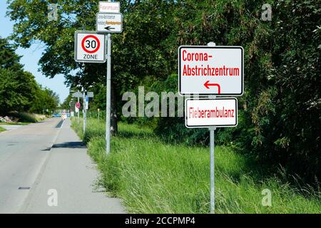 Heidelberg/Bayern, Deutschland - 24. Juni 2020: Corona / Covid19 Fahren Sie in Schild. Den Weg zur Teststation in Heidelberg-Kirchheim zeigen. Stockfoto