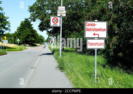 Heidelberg/Bayern, Deutschland - 24. Juni 2020: Corona / Covid19 Fahren Sie in Schild. Den Weg zur Teststation in Heidelberg-Kirchheim zeigen. Stockfoto