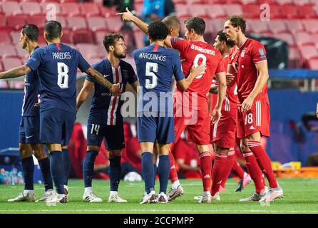 Lissabon, Lissabon, Portugal, 23. August 2020. Presnel KIMEMBE, PSG 3 Leandro PAREDES, PSG 8 aggressiv gegen Serge GNABRY, FCB 22 Robert LEWANDOWSKI, FCB 9 Leon GORETZKA, FCB 18 Juan BERNAT, PSG 14 im Endspiel UEFA Champions League, Finalturnier FC BAYERN MÜNCHEN - PARIS ST. GERMAIN (PSG) 1-0 in Season 2019/2020, FCB, © Peter Schatz / Alamy Live News / Pool - die UEFA-VORSCHRIFTEN VERBIETEN DIE VERWENDUNG VON FOTOS als BILDSEQUENZEN und/oder QUASI-VIDEO - Nationale und internationale Nachrichtenagenturen REDAKTIONELLE Verwendung NUR für die redaktionelle Verwendung Stockfoto