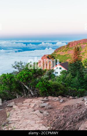 Pico Ruivo Haus bei Sonnenuntergang in Santana, Madeira, Portugal Stockfoto