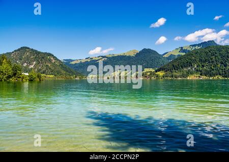 Walchsee bei Koessen am Wilden und Zahmer Kaiser in Tirol, Österreich. Stockfoto