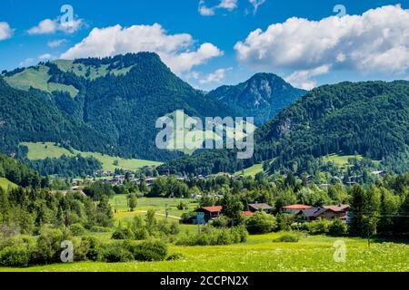 Landschaftsansicht am Walchsee bei Koessen am Wilden und Zahmer Kaiser in Tirol, Österreich. Stockfoto