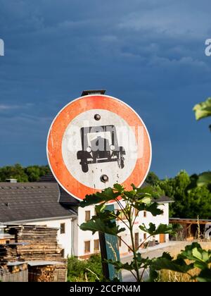 Altes historisches Verkehrsschild in Österreich. Gesehen in Pettenbach am Traunsee, Gmunden Stockfoto