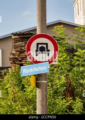 Altes historisches Verkehrsschild in Österreich. Gesehen in Pettenbach am Traunsee, Gmunden Stockfoto