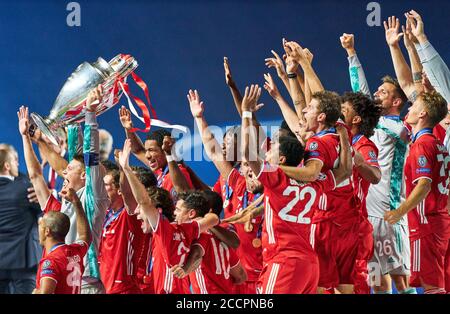 Lissabon, Lissabon, Portugal, 23. August 2020. Manuel NEUER, FCB 1 mit Trophäe, Ivan PERISIC, FCB 14 , Leon GORETZKA, FCB 18 Thiago ALCANTARA, FCB 6 Alvaro ODRIOZOLA, FCB 2 Kingsley COMAN, FCB 29 Philippe COUTINHO, FCB 10 Serge GNABRY, FCB 22 Thomas MUELLER, MÜLLER, FCB 25 Joshua KIMMICH, FCB 32 Team FCB gewinnen die Trophäe im Finale UEFA Champions League, Abschlussturnier FC BAYERN MÜNCHEN - PARIS ST. GERMAIN (PSG) 1-0 in der Saison 2019/2020, FCB, © Peter Schatz / Alamy Live News / Pool - die UEFA-VORSCHRIFTEN VERBIETEN DIE VERWENDUNG VON FOTOS als BILDSEQUENZEN und/oder QUASI-VIDEO - National Stockfoto