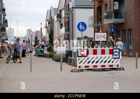 Heiligenhafen, Deutschland. August 2020. Heiligenhafen, Deutschland 20. August 2020: Symbolische Bilder - 2020 Zeichen auf der Corona-Regel in der Fußgängerzone von Heiligenhafen an der Ostsee, Corona, Zeichen, Nutzung weltweit Quelle: dpa/Alamy Live News Stockfoto