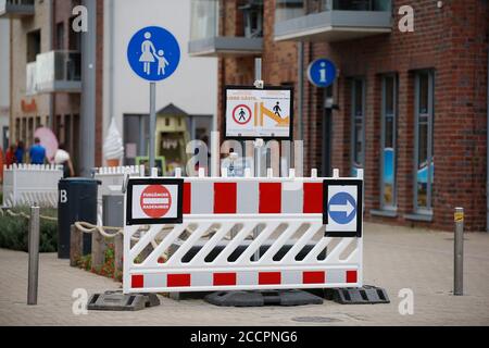 Heiligenhafen, Deutschland. August 2020. Heiligenhafen, Deutschland 20. August 2020: Symbolische Bilder - 2020 Zeichen auf der Corona-Regel in der Fußgängerzone von Heiligenhafen an der Ostsee, Corona, Zeichen, Nutzung weltweit Quelle: dpa/Alamy Live News Stockfoto