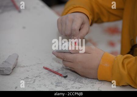 Bild eines Lernspiels, um Fossilien für einen kleinen Archäologen zu finden, mit Kindern Hände graben Stockfoto