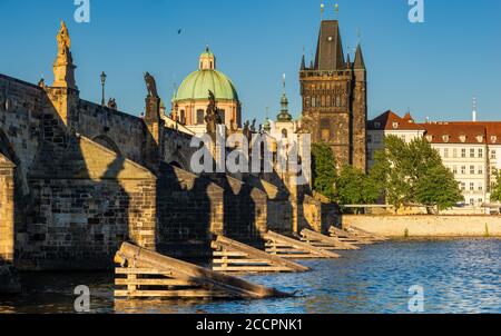Berühmte Karlsbrücke in Prag an einem schönen Sommernachmittag Stockfoto