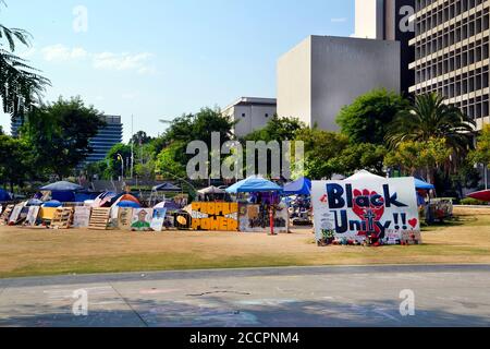 Los Angeles, CA, USA - 22. August 2020: Nicht identifizierte Obdachlose leben in Zelten und Notunterkünften im Grand Park von LA und kämpfen gegen soziale Stockfoto