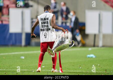 Lissabon, Lissabon, Portugal, 23. August 2020. David ALABA, FCB 27 mit T-Shirt Black Lives Still Matter, Politik, gegen Rassismus, Meinung, Team FCB gewinnt die Trophäe im Finalspiel UEFA Champions League, Finalturnier FC BAYERN MÜNCHEN - PARIS ST. GERMAIN (PSG) 1-0 in Season 2019/2020, FCB, © Peter Schatz / Alamy Live News / Pool - die UEFA-VORSCHRIFTEN VERBIETEN DIE VERWENDUNG VON FOTOS als BILDSEQUENZEN und/oder QUASI-VIDEO - Nationale und internationale Nachrichtenagenturen REDAKTIONELLE Verwendung NUR für die redaktionelle Verwendung Stockfoto