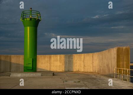 Leuchtfeuer in einem Seehafen am Eingang zum Hafen Stockfoto