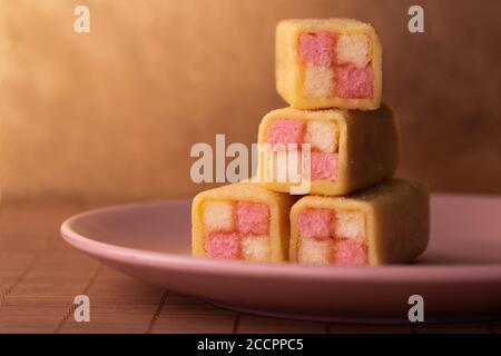 Battenberg Kuchen auf einem rosa Teller. Stockfoto
