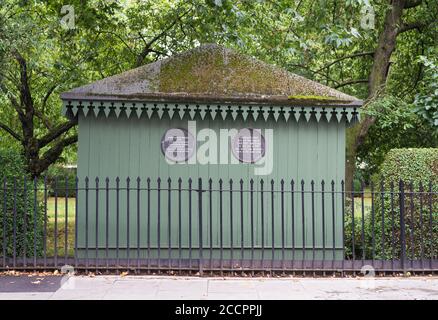 Grüne Hütte auf dem Gelände des ersten MCC Cricket-Pavillons am Dorset Square, London NW1, mit Gedenktafeln. Ursprüngliche Website von Dorset Fields. Stockfoto