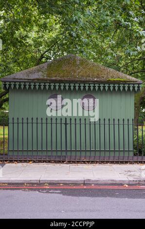 Grüne Hütte auf dem Gelände des ersten MCC Cricket-Pavillons am Dorset Square, London NW1, mit Gedenktafeln. Ursprüngliche Website von Dorset Fields. Stockfoto