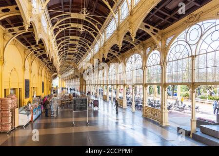MARIANSKE LAZNE, TSCHECHISCHE REPUBLIK - 28. OKTOBER 2019: Innenansicht der neobarocken Kurkolonade in Marianske Lazne, Tschechische Republik. Stockfoto