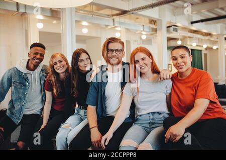 Portrait von verschiedenen Gruppe von Studenten in der Hochschule. High School Schüler zusammen sitzen auf dem Campus. Stockfoto