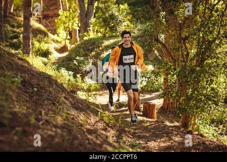 Sportlern, die auf Bergwanderwegen laufen. Profisportler bei einem Langlauf. Stockfoto