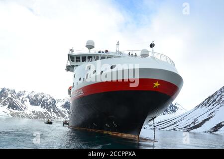 Schiff MS Spitzbergen von Hurtigruten - Expeditionskreuzfahrt in der Arktis Stockfoto