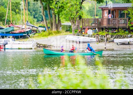 Spaß Kanufahren in einer kleinen ruhigen Ecke von ullswater Im englischen Seengebiet Stockfoto