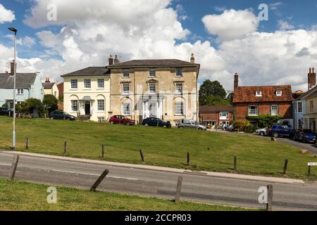 Traditionelle georgianische Häuser auf dem Grün, Marlborough, Wiltshire, England, Großbritannien Stockfoto