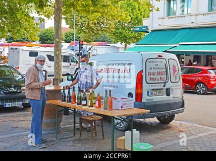 Hersteller von Saint-Pourçain-Weinen mit Verkostung seiner Produkte auf dem Markt von Saint-Pourçain-sur-Sioule, Allier, Auvergne-Rhone-Alpes, Frankreich Stockfoto