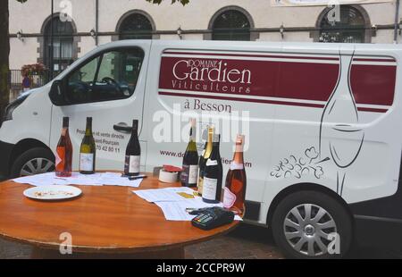 Hersteller von Saint-Pourçain-Weinen mit Verkostung seiner Produkte auf dem Markt von Saint-Pourçain-sur-Sioule, Allier, Auvergne-Rhone-Alpes, Frankreich Stockfoto