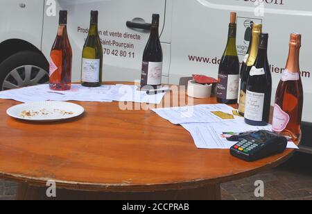 Hersteller von Saint-Pourçain-Weinen mit Verkostung seiner Produkte auf dem Markt von Saint-Pourçain-sur-Sioule, Allier, Auvergne-Rhone-Alpes, Frankreich Stockfoto