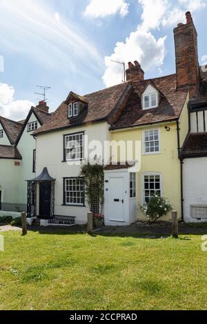 Kleine Terrassenhäuser auf dem Green, Marlborough, Wiltshire, England, Großbritannien Stockfoto