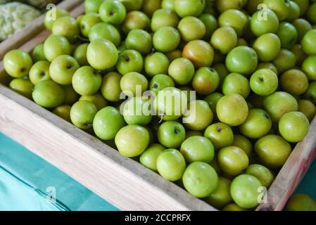 Grüne Jujubes auf Holzkiste im Obstmarkt Asian / Affe Apfelfrucht Stockfoto