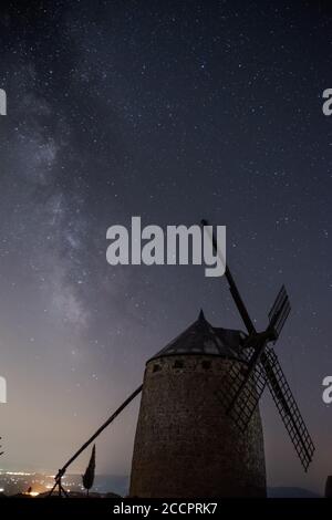 Alte Windmühle mit der Milchstraße im Hintergrund Stockfoto