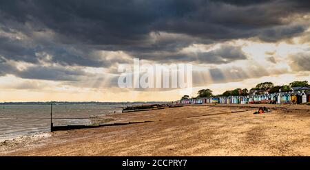 Sunburst am West Mersea Strand am Abend. West Mersea Beach, Mersea Island, Colchester, Essex. Stockfoto