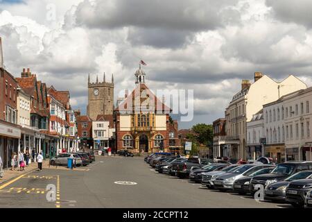 Marlborough High Street mit dem Rathaus und St. Mary's Church Uhrenturm am Ende. Wiltshire, England, Großbritannien Stockfoto