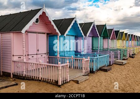 Strandhütten am West Mersea Strand. West Mersea Beach, Mersea Island, Colchester, Essex.